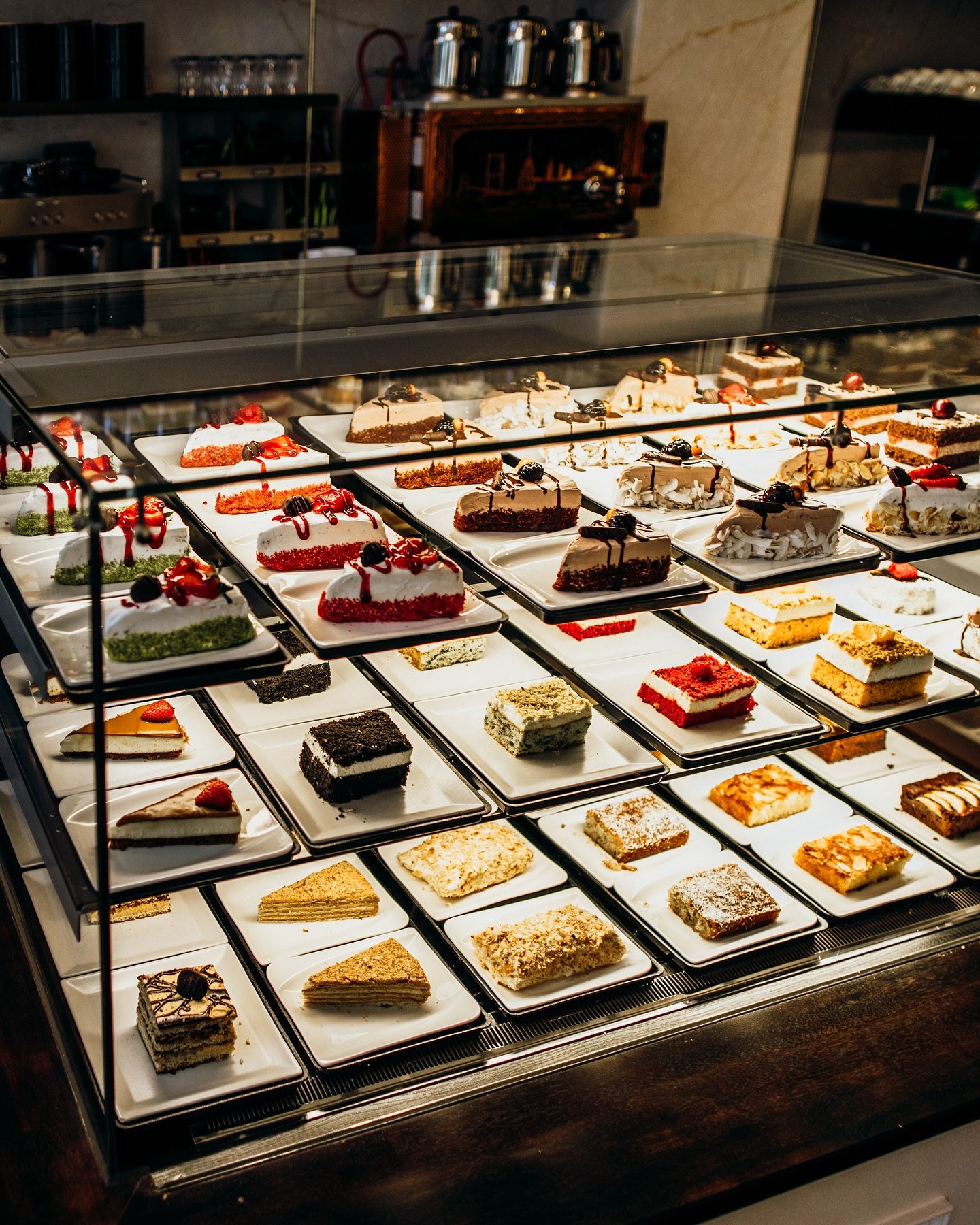 Kuchenvitrine im Schiller